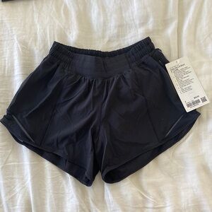 Lululemon Hotty Hot Low-Rise Lined Short 4" size 4